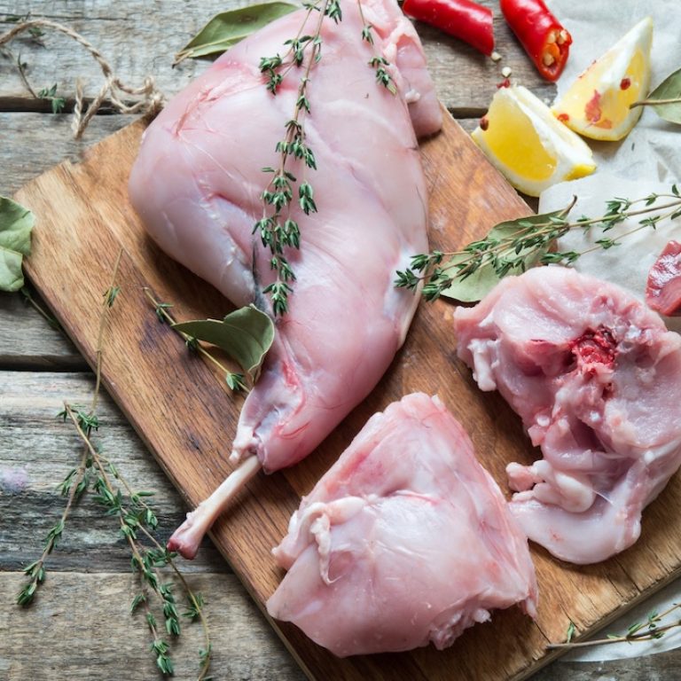 Coniglio con carote, sedano e porri