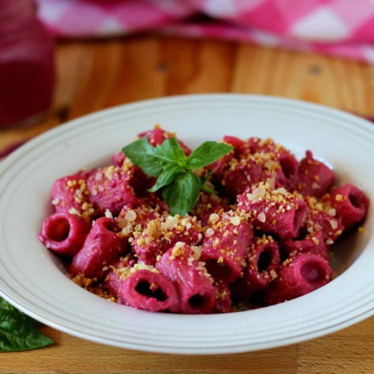 Mezze maniche con barbabietola rossa